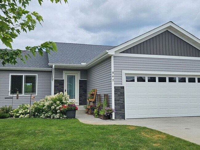 Building Photo - 947 Breckenridge Ln