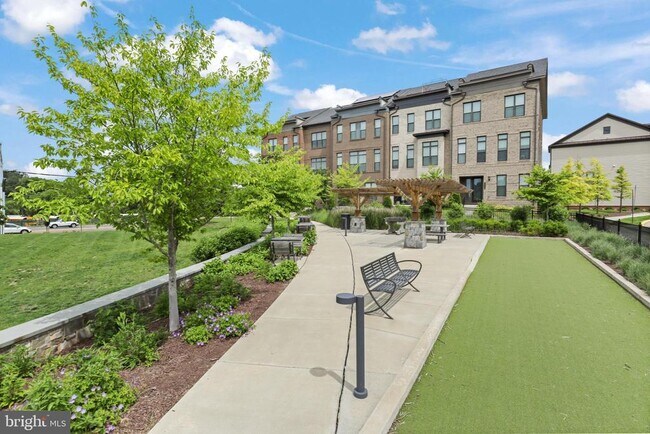 Building Photo - 12311 W Oaks Dr