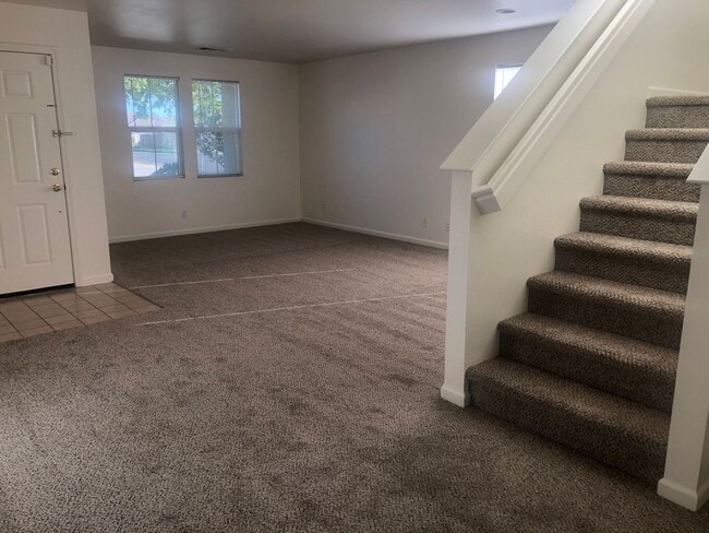 Building Photo - REDUCED!!REDUCED!!  Huge 5 Bedroom 3 Bath ...