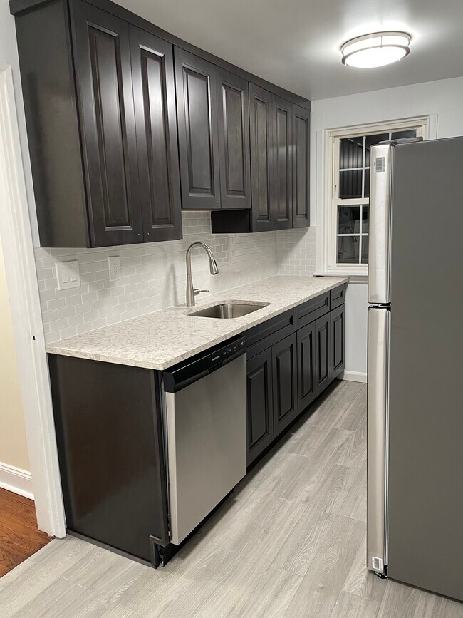 Building Photo - 23 Revere Dr