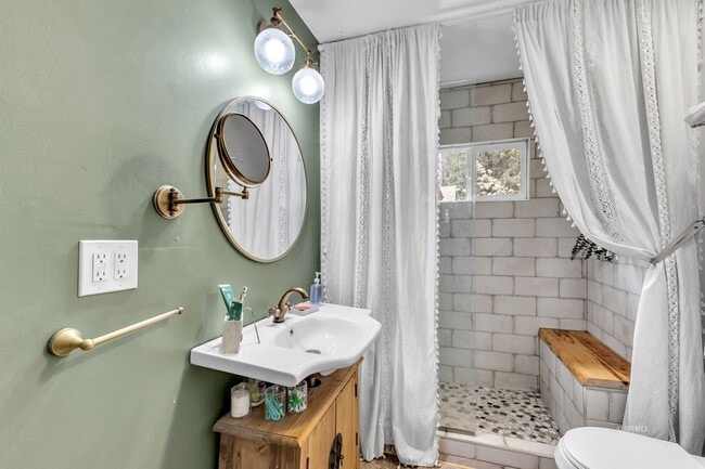 Building Photo - 3 bd 2 ba country cabin close to town