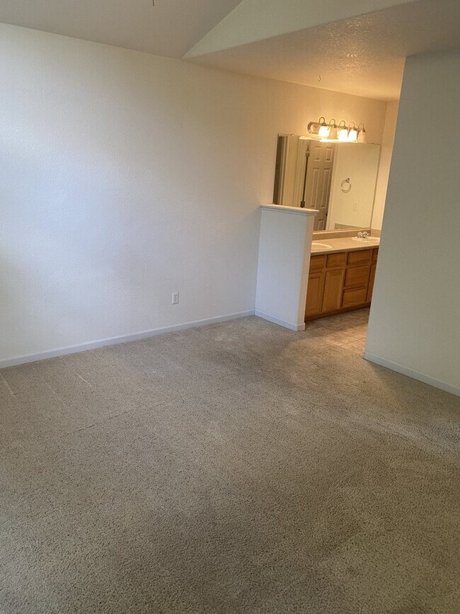 Building Photo - AVAILABLE SEPTEMBER! Charming Townhome in ...
