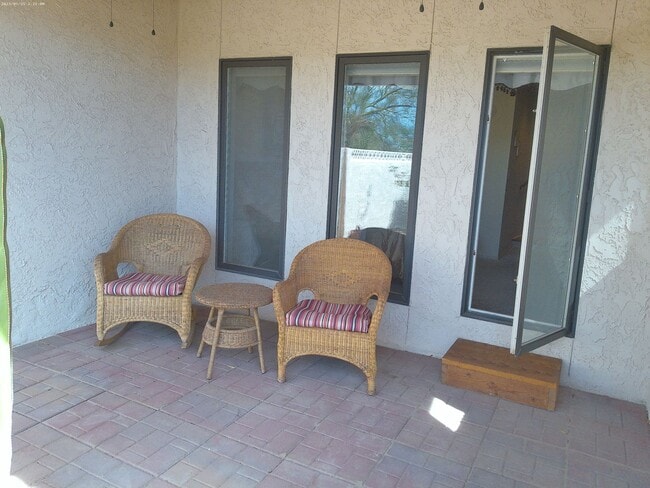 Building Photo - Entertainers Delight Beautiful Pool home Available May 12 to Sept 15, 2026