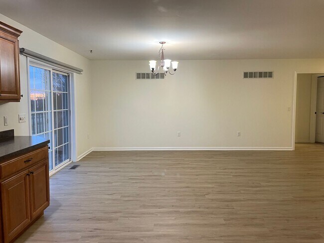 Building Photo - Beautiful 3 bedroom 2 bathroom Rancher in Great Manheim Location!