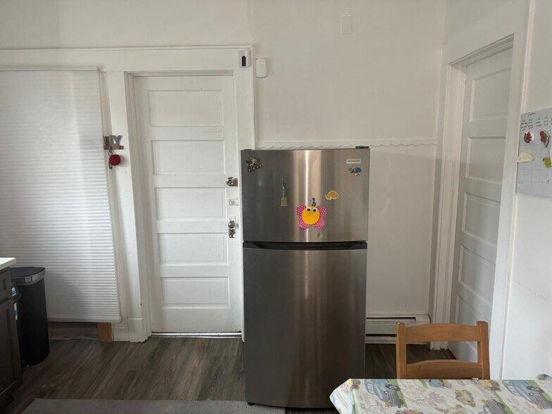 Building Photo - 647 Anderson Ave