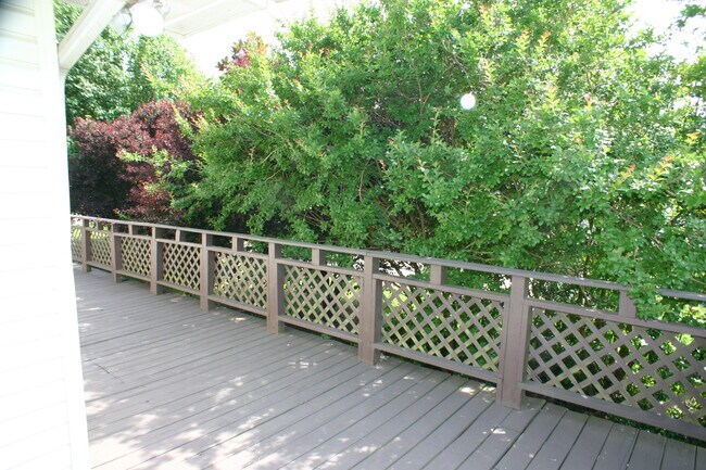 Building Photo - Seymour, 4 bedroom, hardwood floors - Call Steve Davis (865) 681-1000