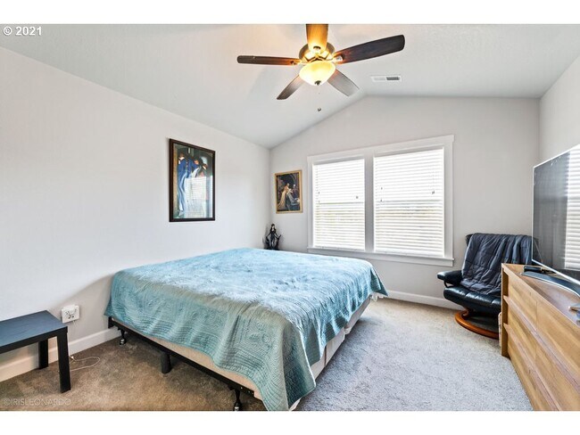 Building Photo - 123 Loganberry Ct