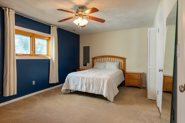 Building Photo - Beautiful home with amazing view