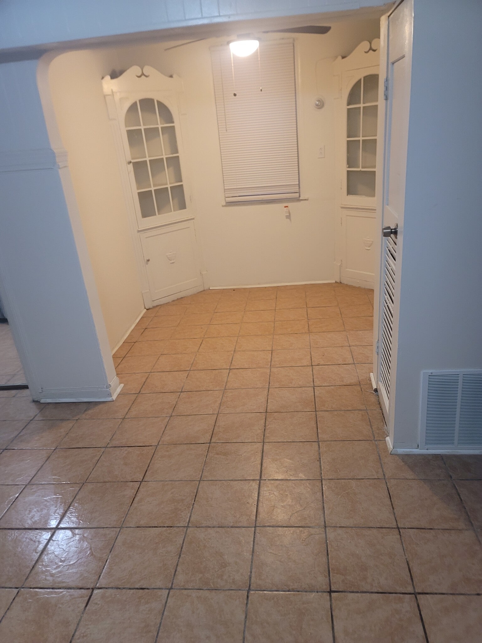 Building Photo - 5118 S Hermitage Ave