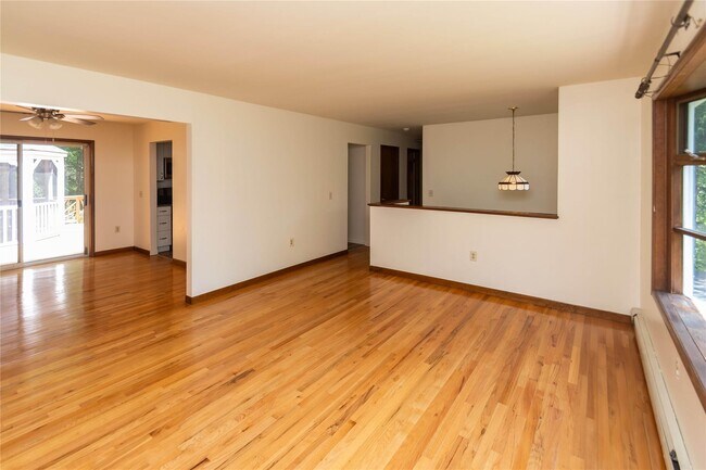 Building Photo - 5 Boxwood Close