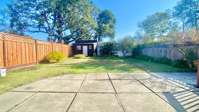Building Photo - Fantastic Single Family Home w/ Huge Backyard, 1-Car Garage & Plenty of Storage Space!