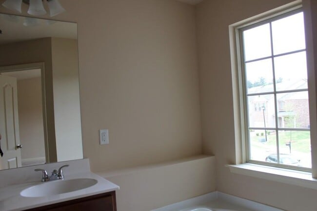 Building Photo - 3572 Brockenhurst Dr
