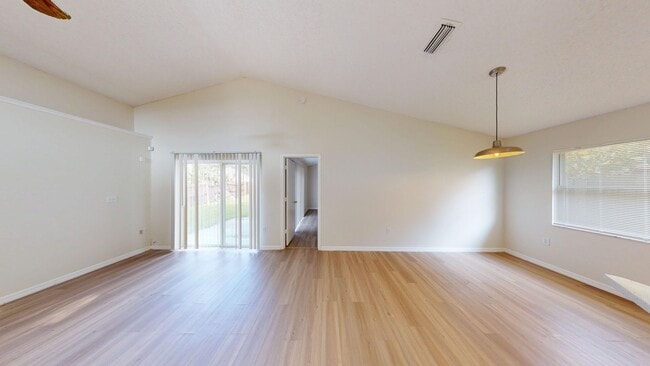 Building Photo - Beautiful 3Bed/ 2Bath Home with Two Car Ga...