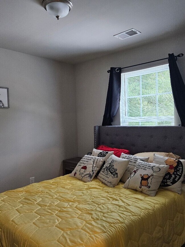 Building Photo - 3 Bedroom, 2.5 Bath two story home in High...
