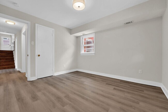Building Photo - Beautiful Renovated 4 Bedroom 2.5 Bathroom...