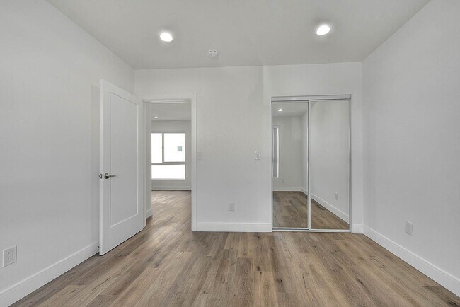 Building Photo - Luxury 2 & 4 Bed Townhomes in NoHo!