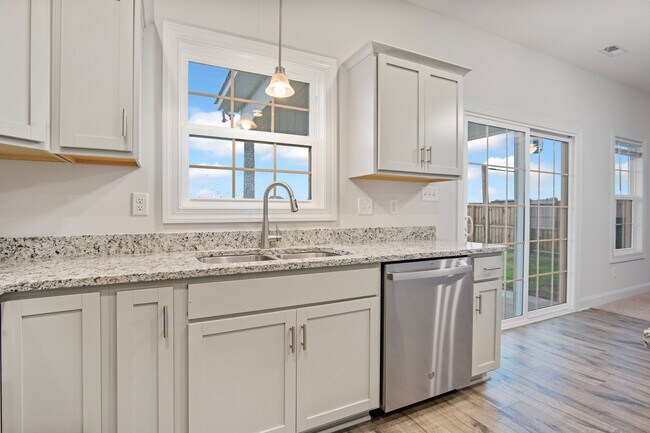 Building Photo - 917 Uplands Ln