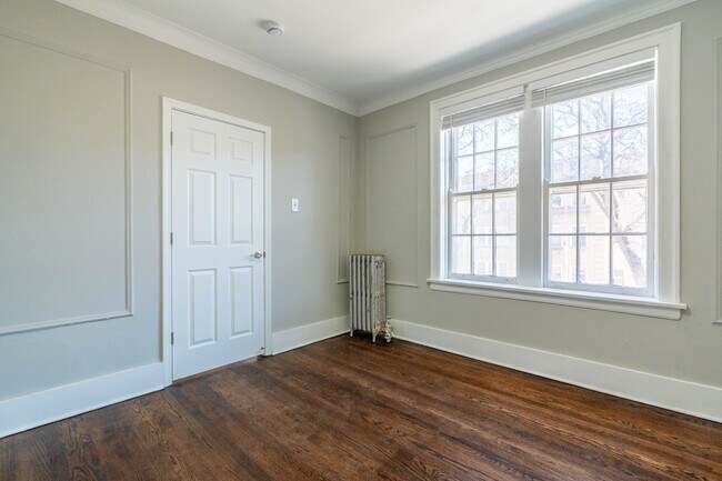 Building Photo - 7418 N Damen Ave