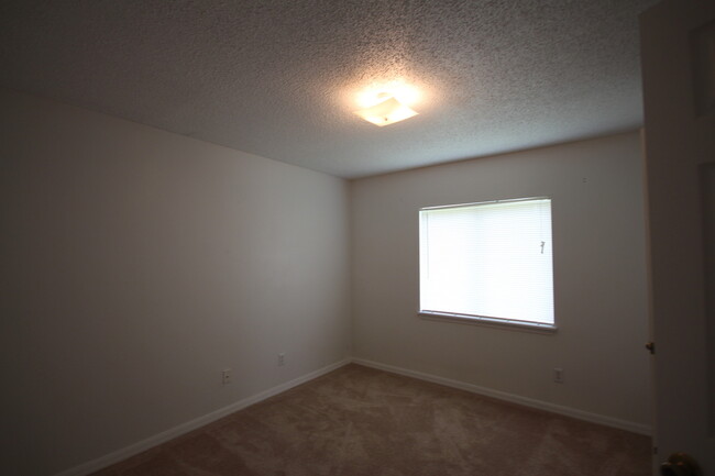 Building Photo - Beautiful 3/2 Duplex in St. Cloud