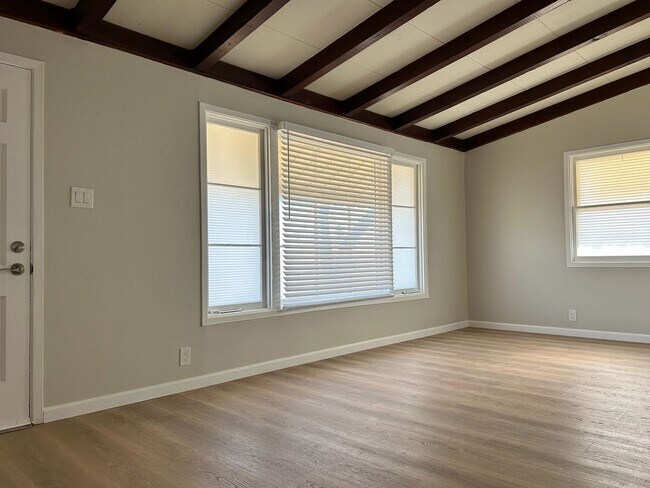 Building Photo - Please Contact VAUGHN REALTY to set up an appointment 760-446-6561