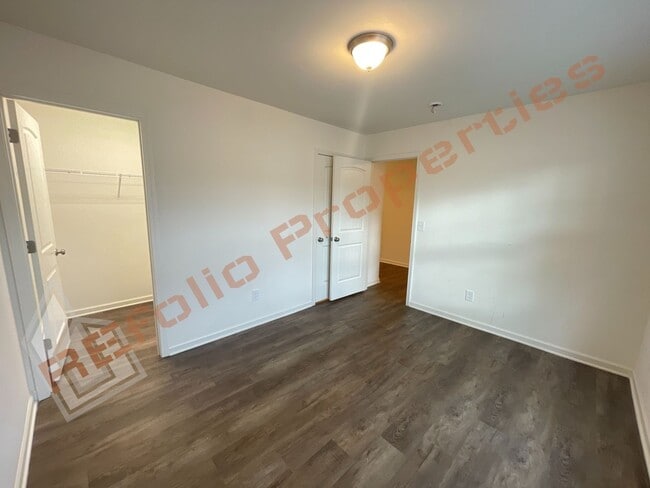 Building Photo - Stylish 4-Bedroom 3 Bathroom Single Home w...