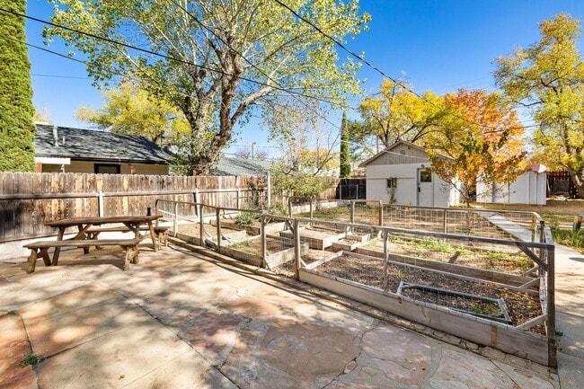 Building Photo - 113 Garden St