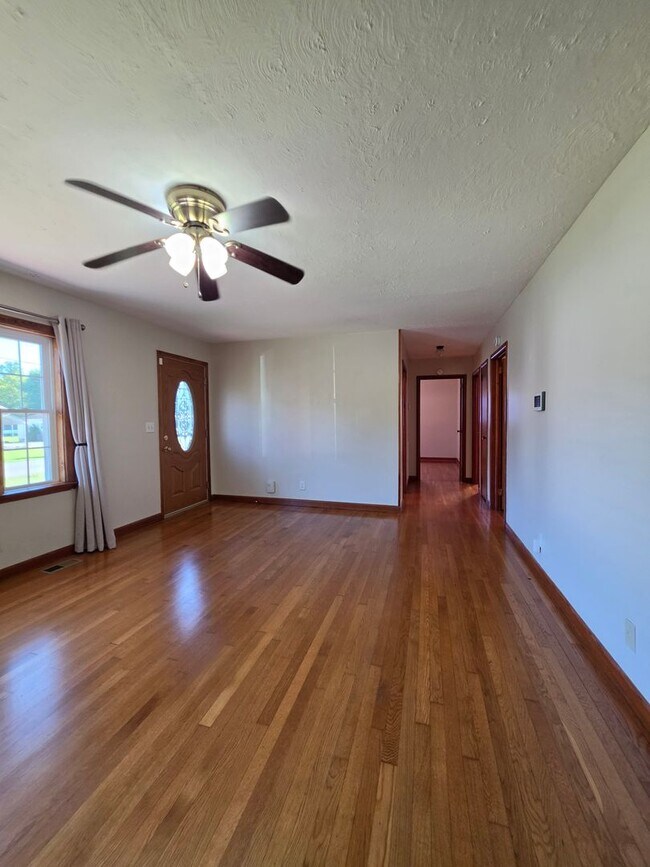 Building Photo - 3/1 in Elizabethton on corner lot in quiet neighborhood