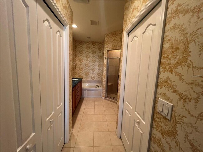 Building Photo - 4665 Whispering Oaks Dr