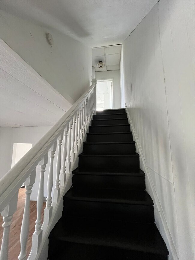 Building Photo - 2029 Commercial Ave