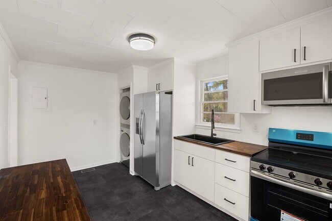 Building Photo - Newly Renovated Ranch-style Home