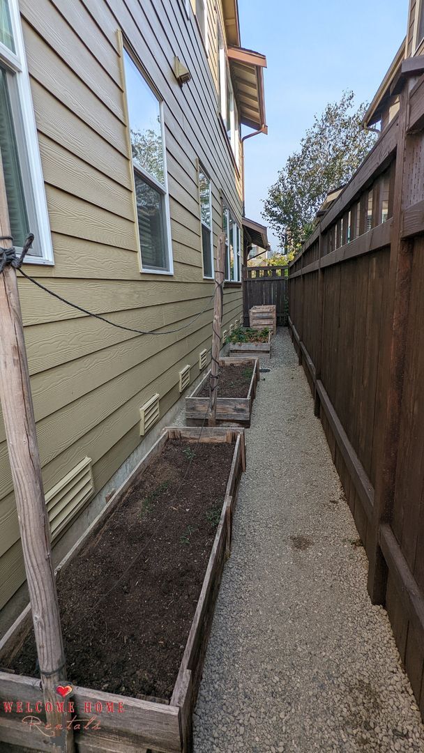 Building Photo - Beautiful open floorplan with FOUR large bedrooms and a cute office!!  AIR CONDITIONING!!!  NEW C...