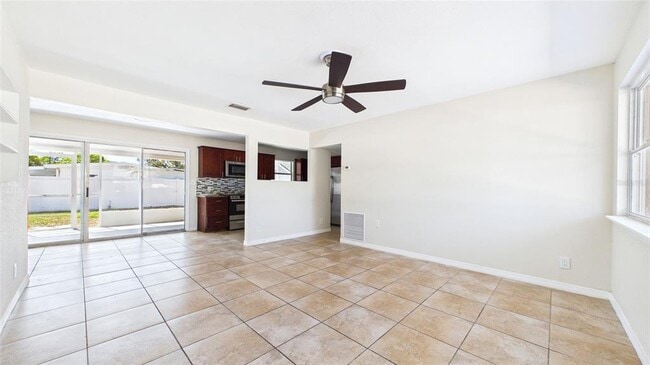 Building Photo - 4418 W Fairview Heights