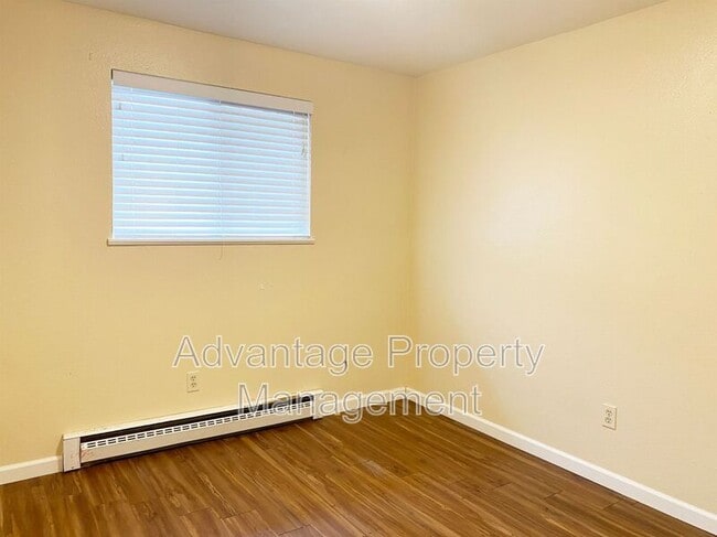 Building Photo - 588 NW Oak Ave