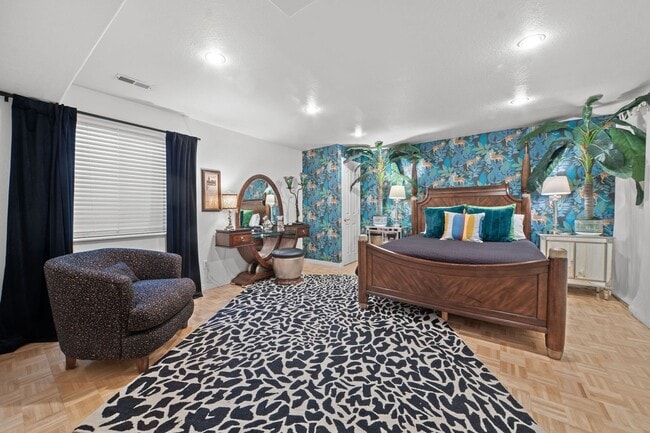 Building Photo - 2062 Hyacinth Rd