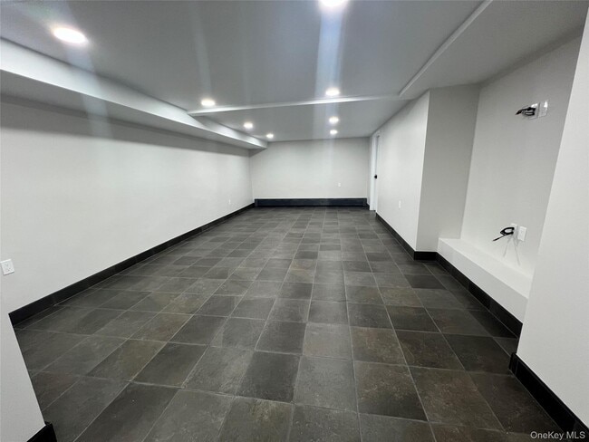 Building Photo - 14-30-30 160th St