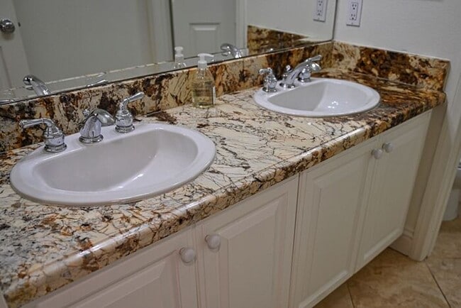 Building Photo - Gorgeous 5 bd 3 ba Corner Lot Home Newhall