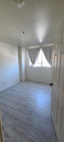 2nd bedroom - 801 Pine Ave