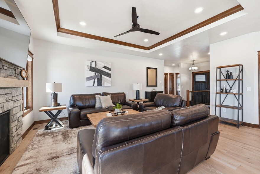 Building Photo - 2701 W Oak Hill Dr