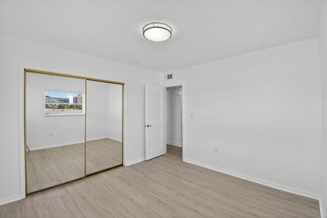 Building Photo - 1735 NE 164th St