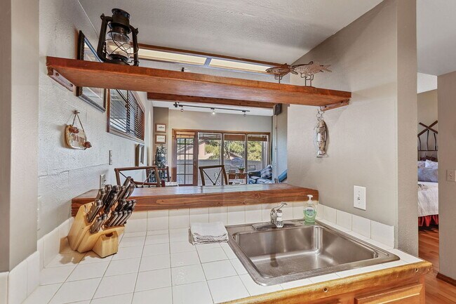 Building Photo - 2650 Valley View Dr