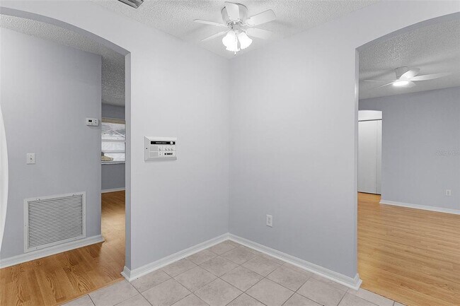 Building Photo - 807 Ramos Dr