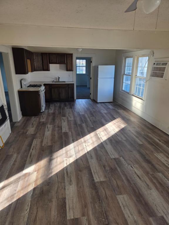 Building Photo - 605 Ivanhoe St