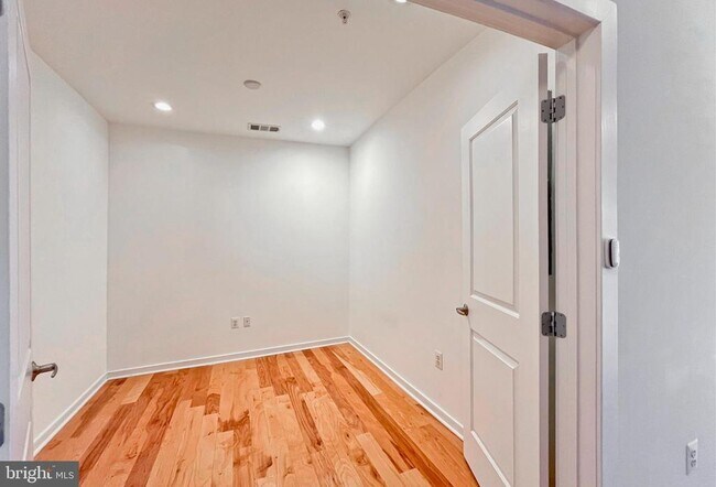 Building Photo - 2200 N Westmoreland St