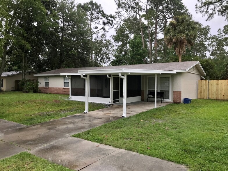 arrival and carport with front screened room - 171 Evergreen Ln