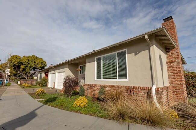 Primary Photo - Spacious remodeled 2-bedroom duplex, washe...