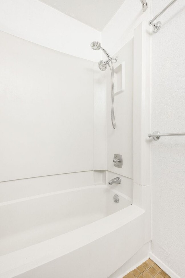 Building Photo - Cozy Redmond 2 Bedroom 2 Bath Condo