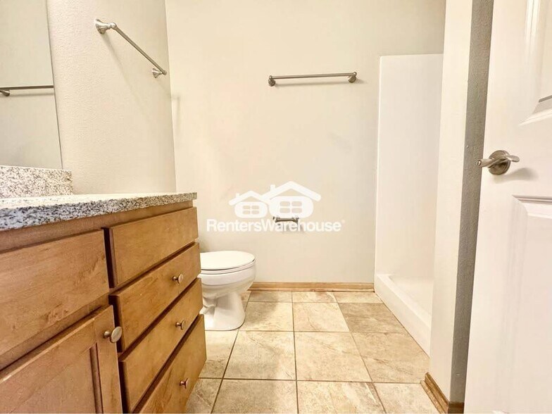 Building Photo - 2000 Meadow Ct