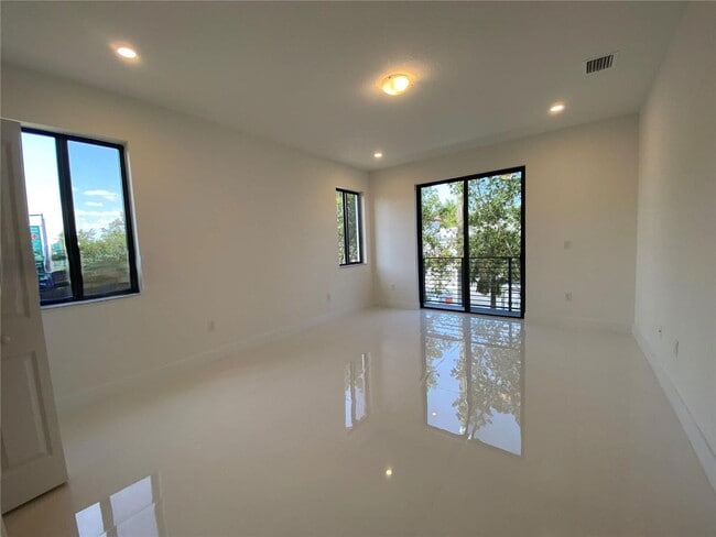 Building Photo - 2434 SW 145th Pl