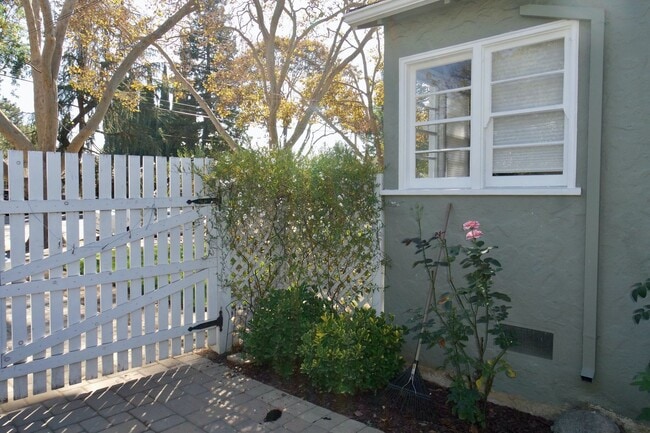 Building Photo - Willow Glen Classic