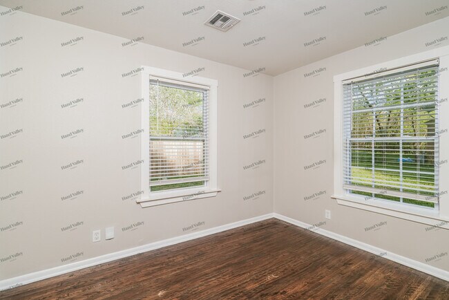 Building Photo - 2471 N Pittsburg Ave
